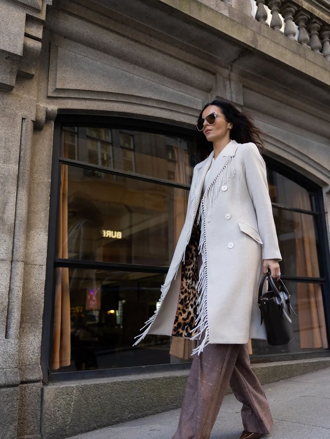 Casaco Branco com Franjas – Elegância com Personalidade