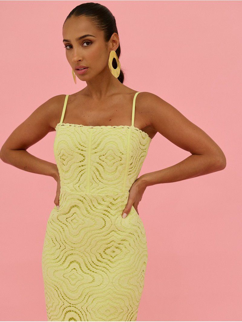 Vestido comprido em renda de alça fina