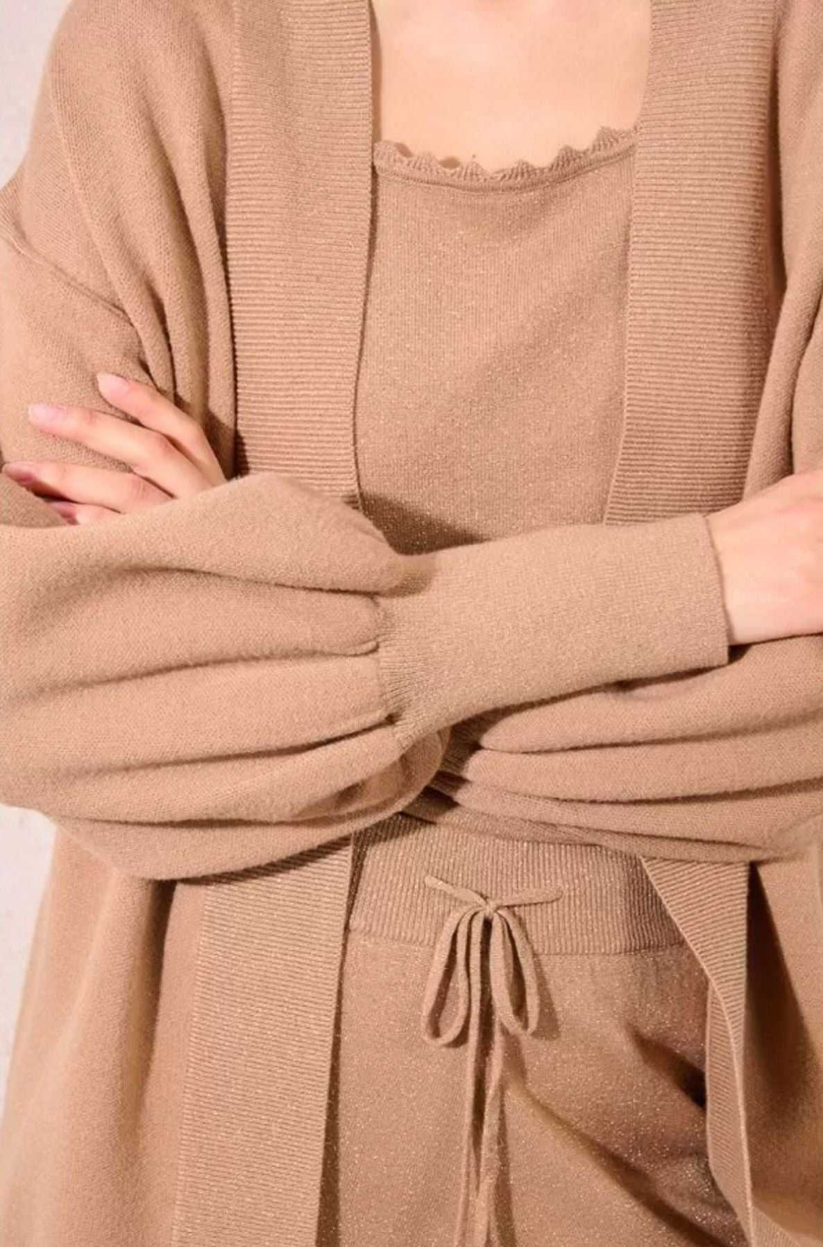 Cardigan – Conforto luxuoso com brilho subtil