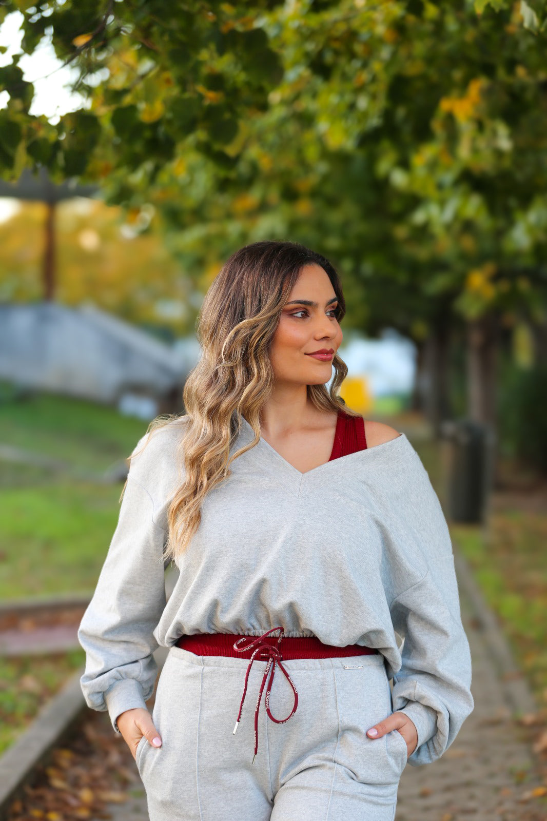 Sweatshirt cropped em cinzento com decote em V