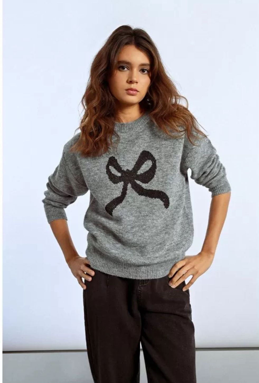 Camisola de Malha com Laço Bordado – Cinza