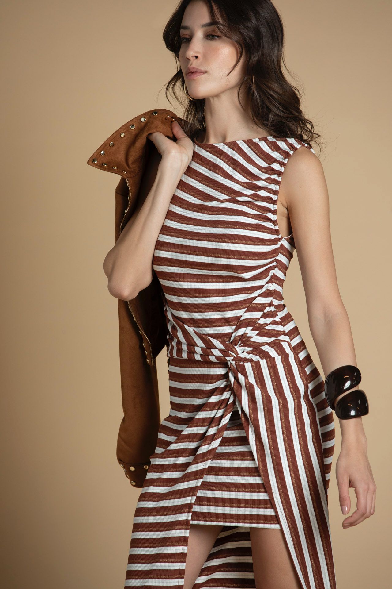 Vestido midi às riscas