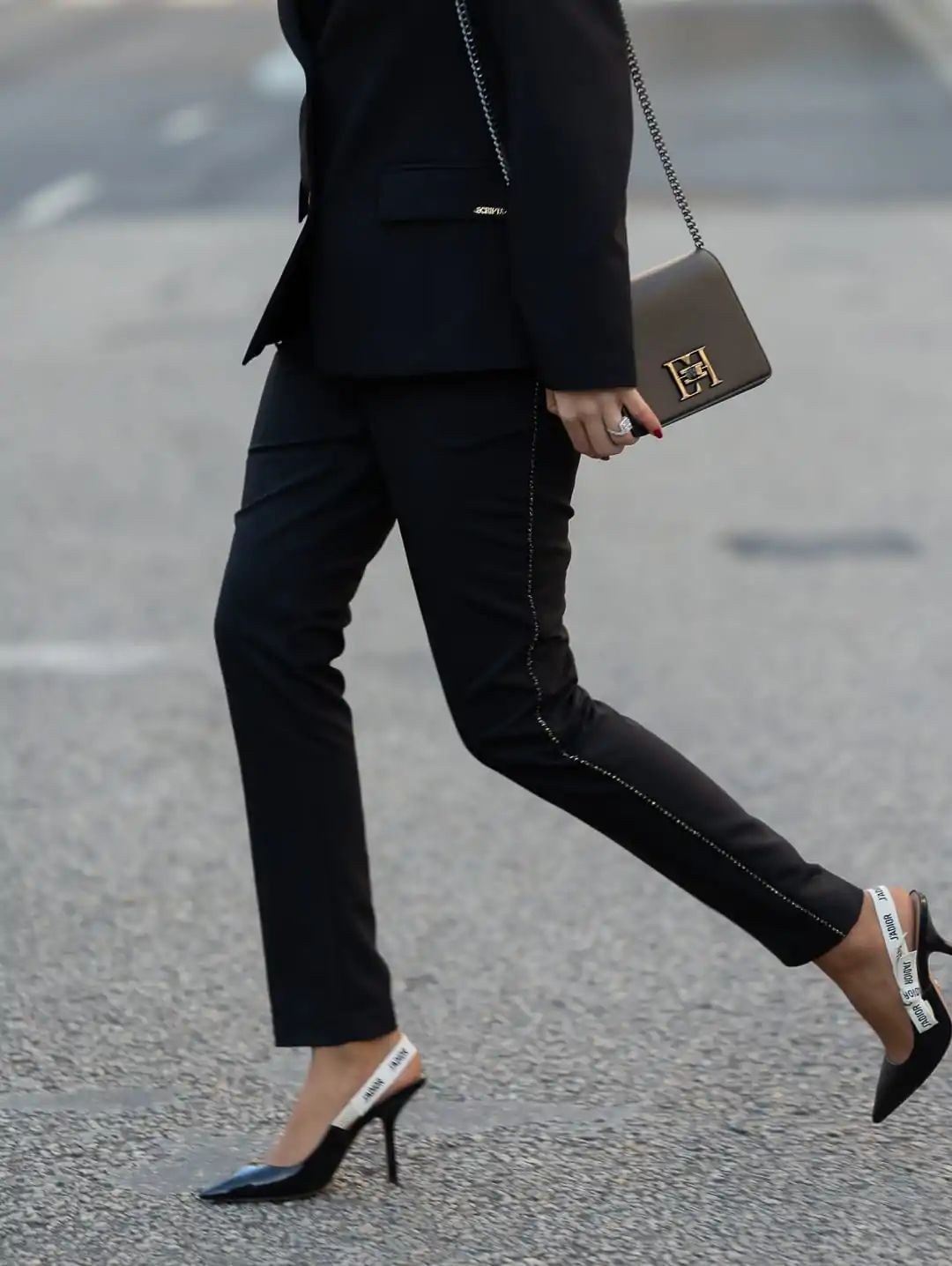 Calça com perneira justa e detalhe na lateral