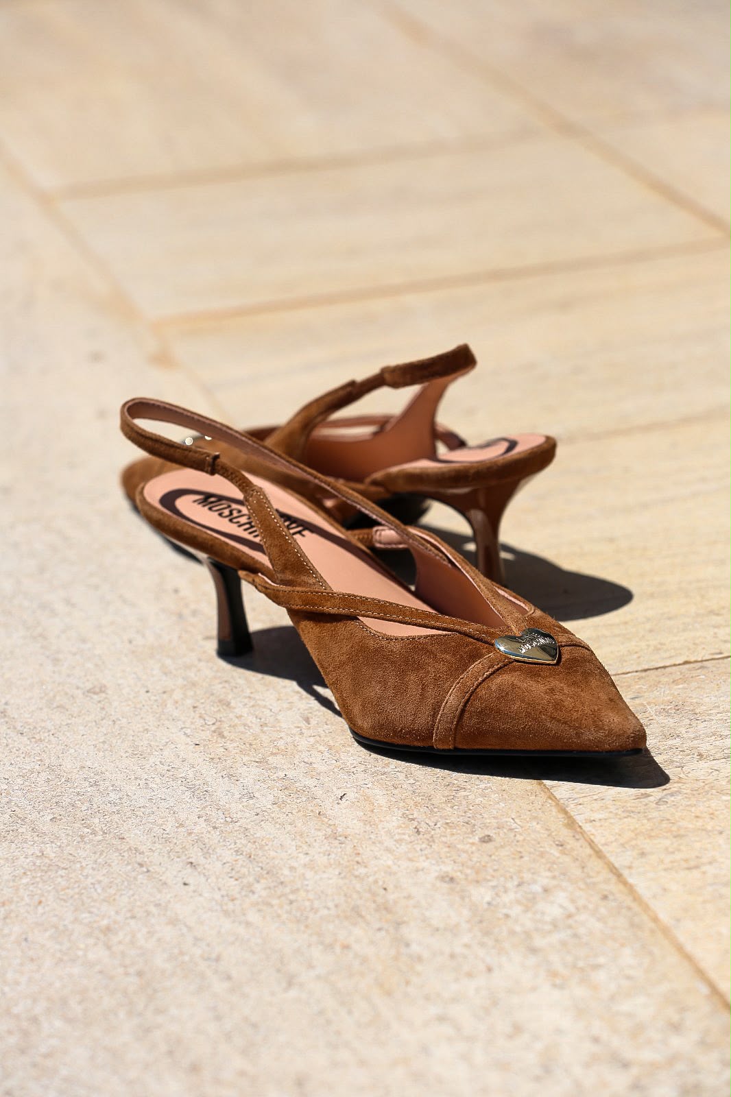 Sapato Slingback Love Moschino em Camurça Camel