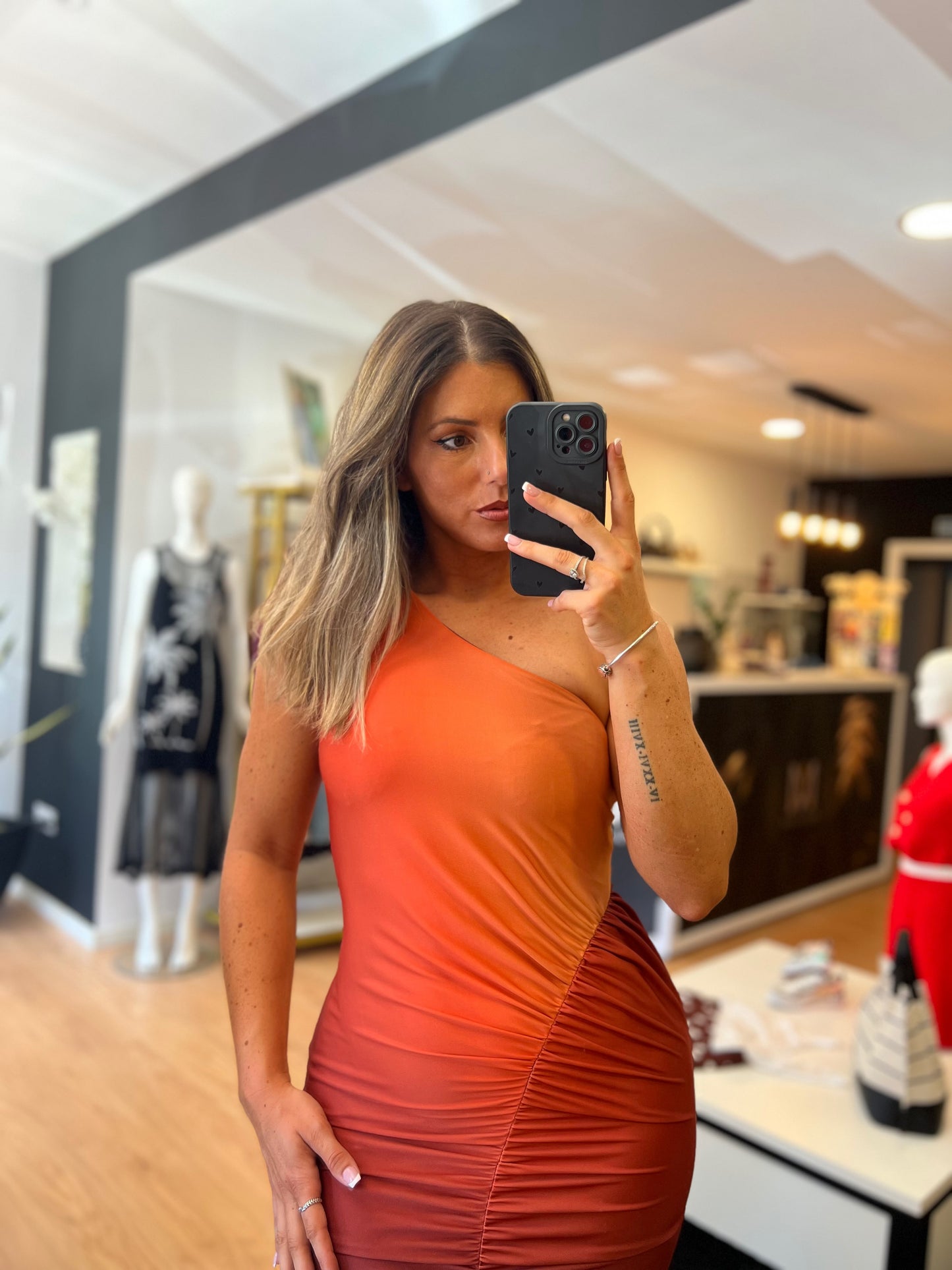 Vestido Assimétrico com Drapeado e Abertura Frontal