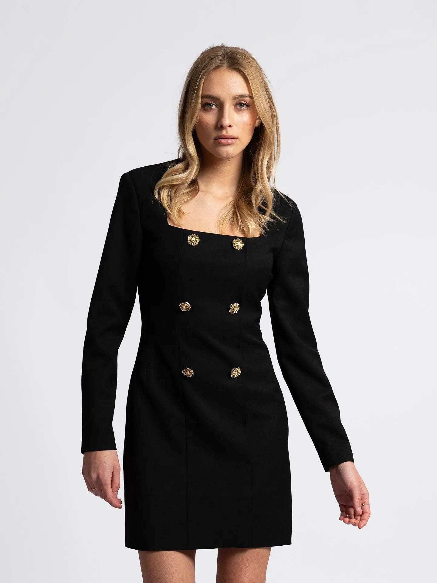 Vestido com detalhes de botões florais