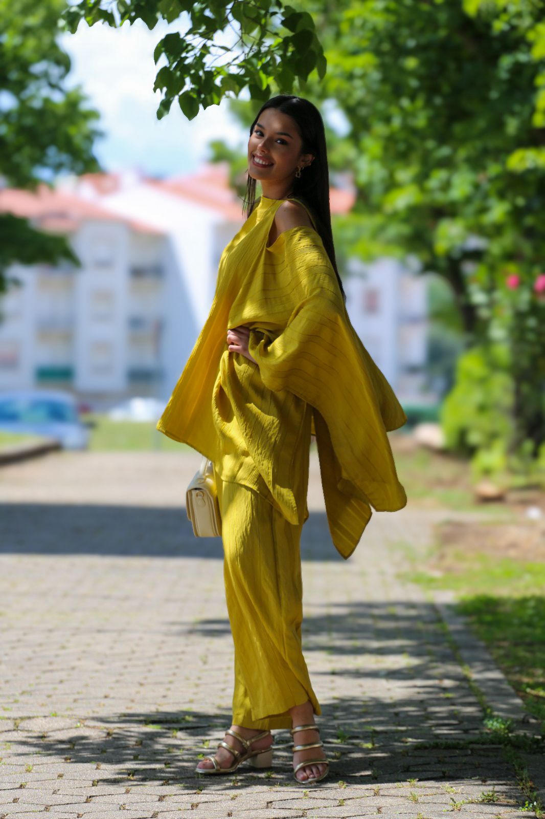 ✨ Conjunto Fluido Amarelo com Ombros Descobertos