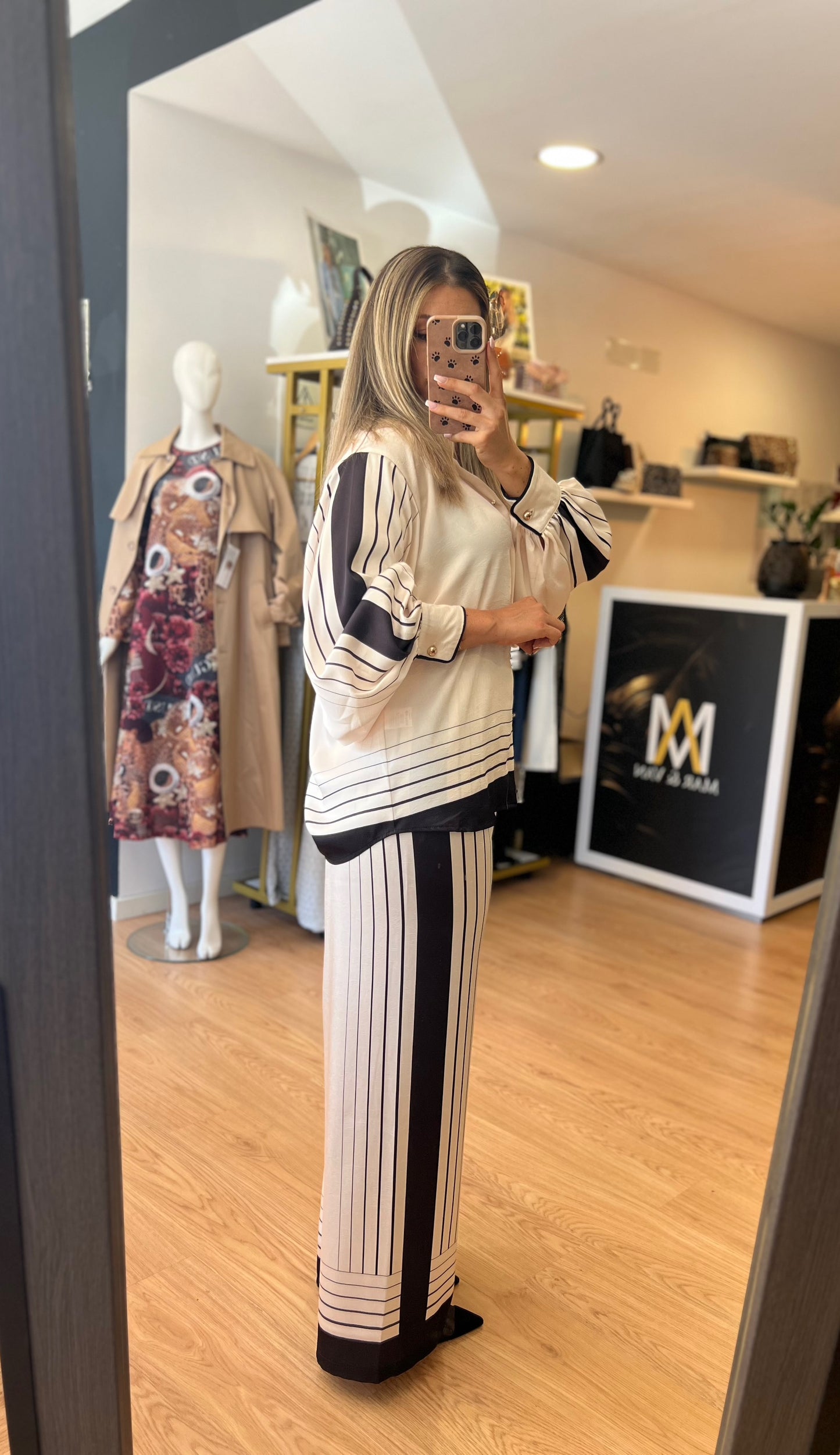 Conjunto Feminino em Seda Off-White com Detalhes em Preto