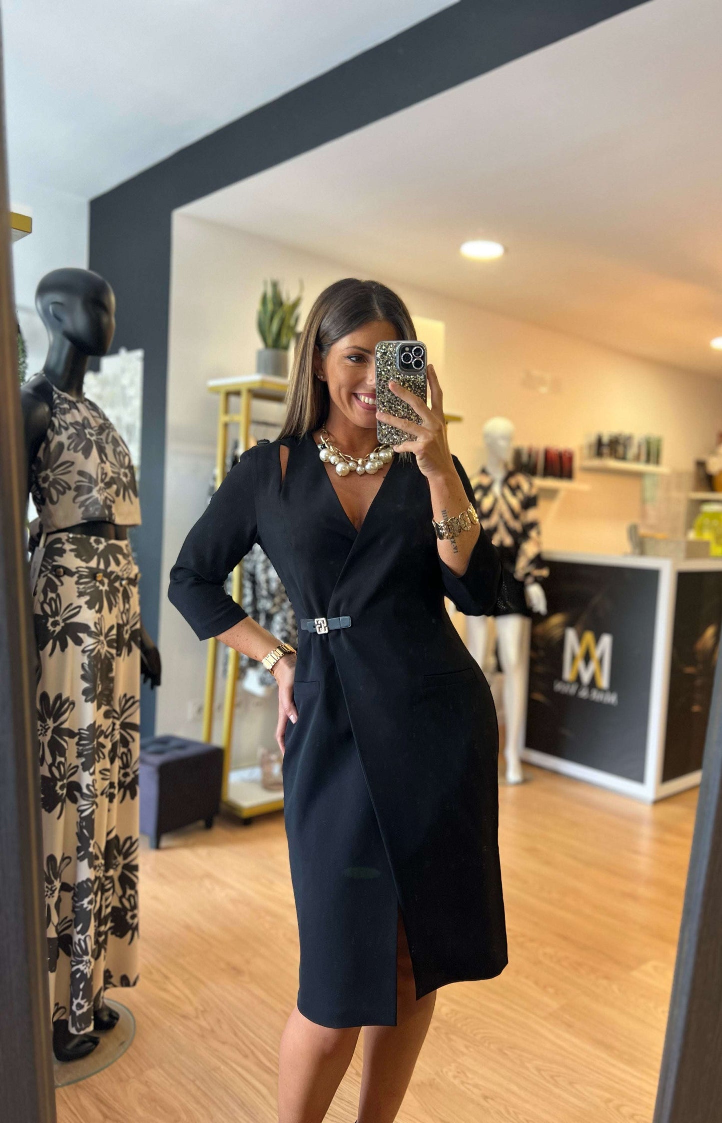 Vestido com detalhe de aberturas e alamar