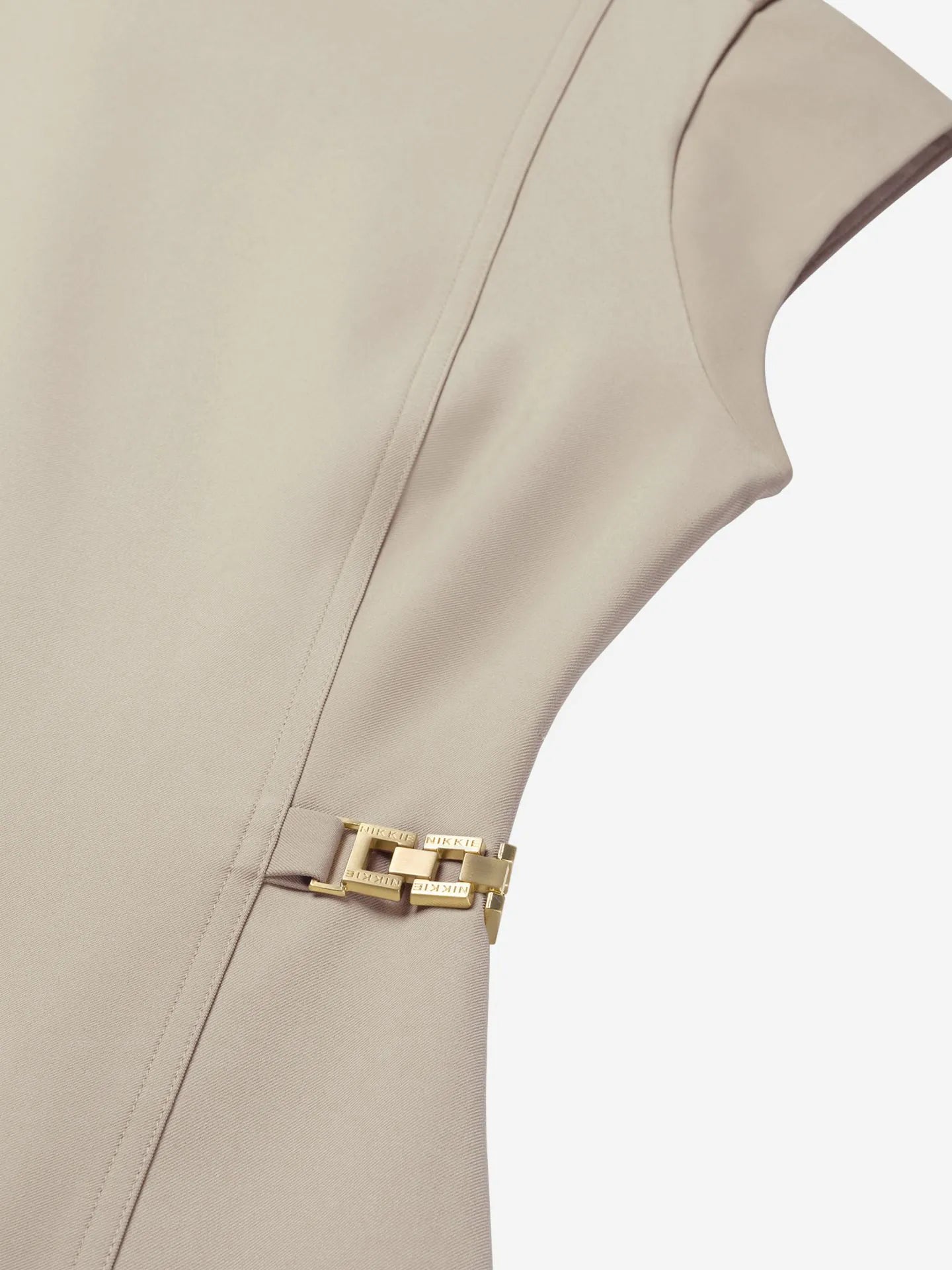 Vestido justo com detalhes em corrente na cintura