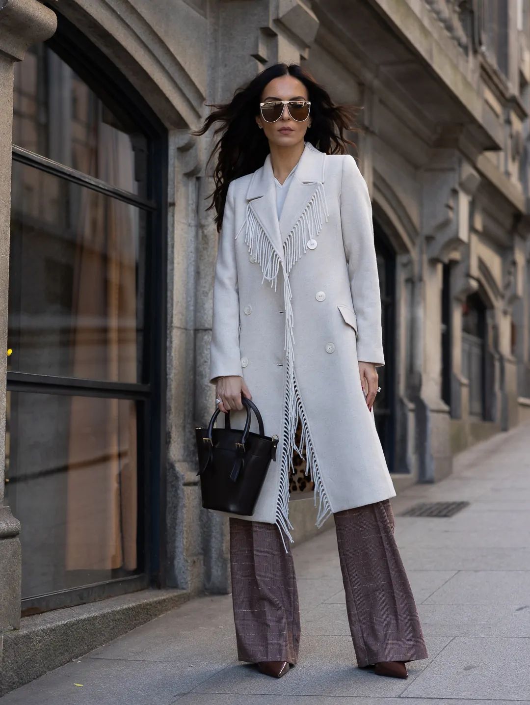 Casaco Branco com Franjas – Elegância com Personalidade