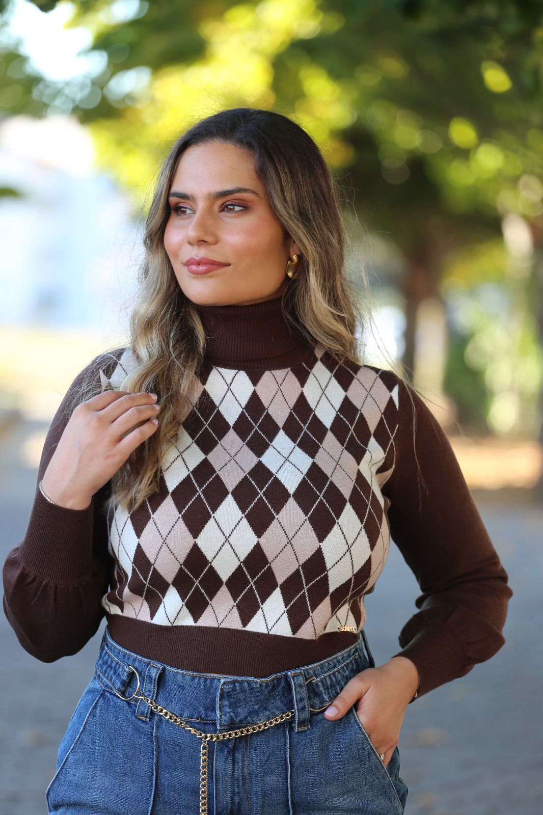 Camisola de Gola Alta com Padrão em Losangos Castanhos
