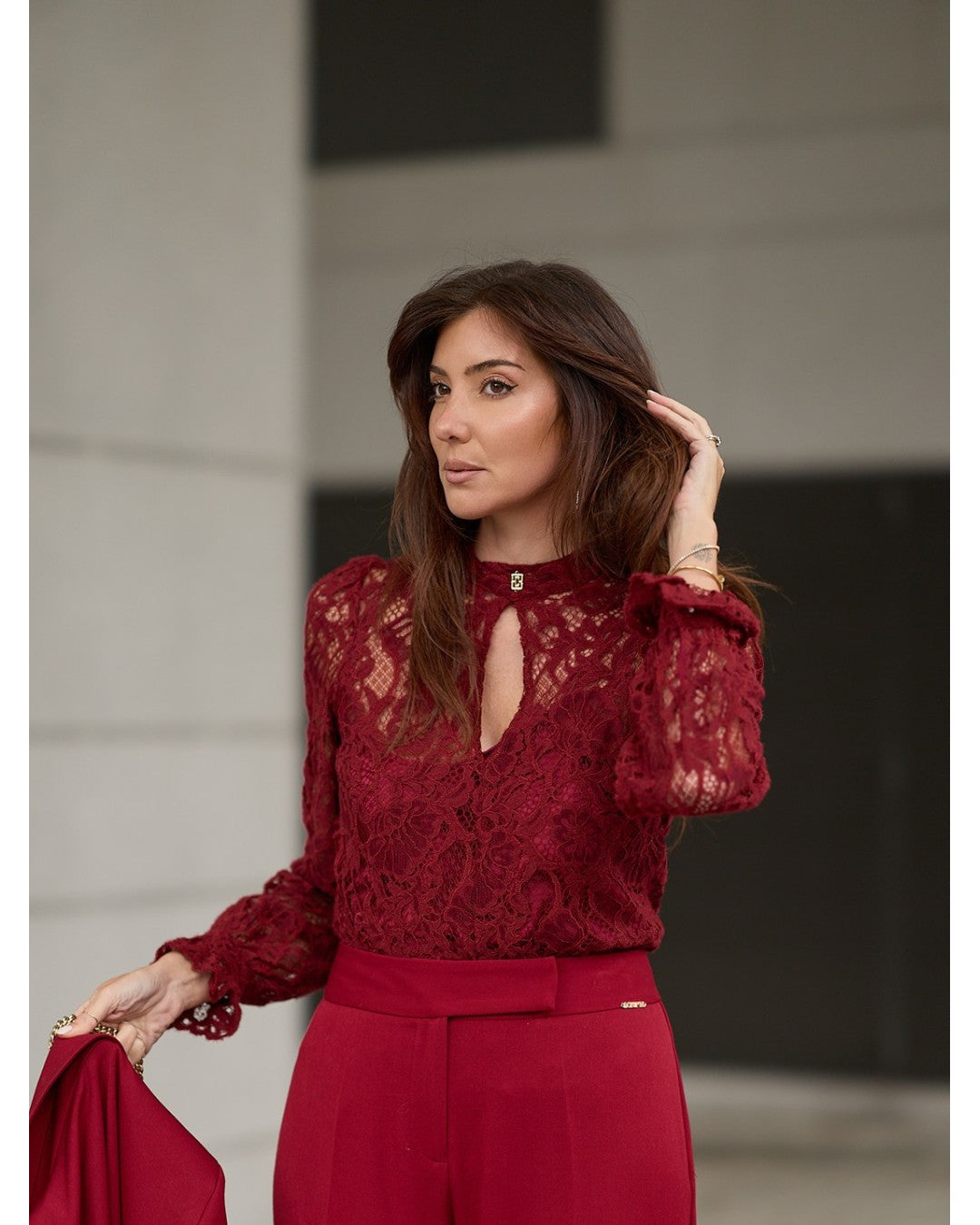 Calça wide leg com marcação na baínha