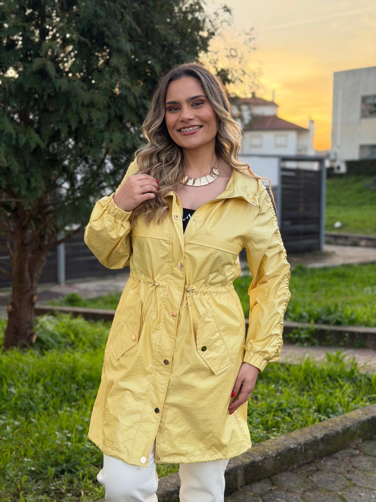 Parka Leve com Cintura Ajustável – Amarela