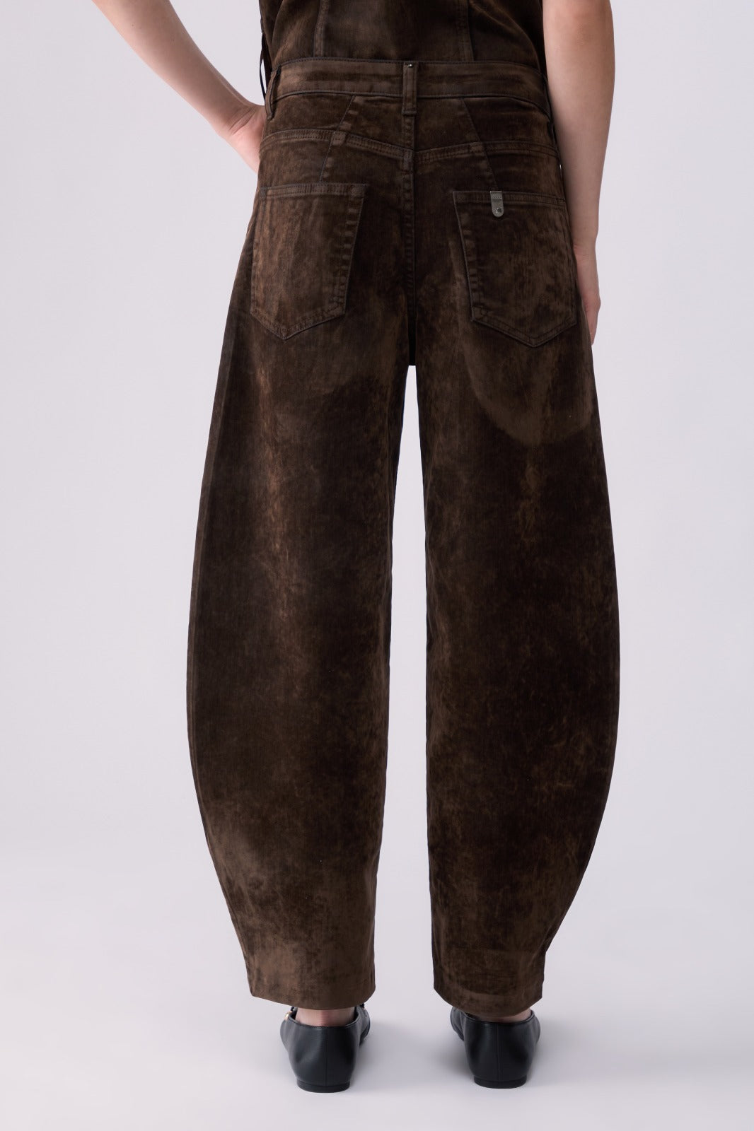 Calça Castanha Efeito Camurça de Cintura Subida