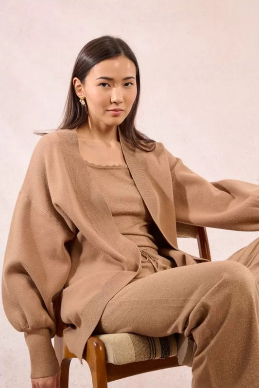 Cardigan – Conforto luxuoso com brilho subtil