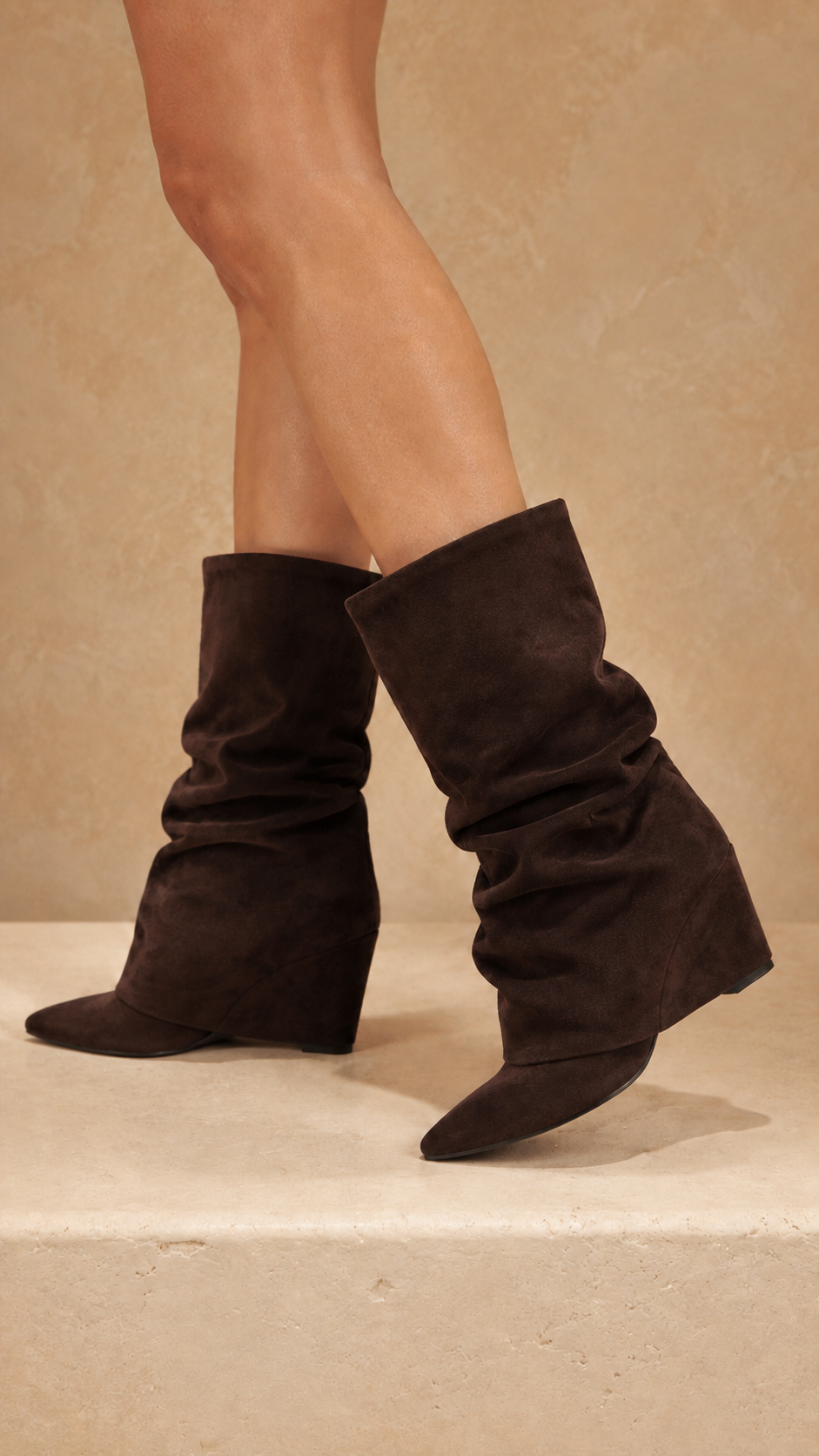Botas em Camurça Chocolate com Salto em Cunha
