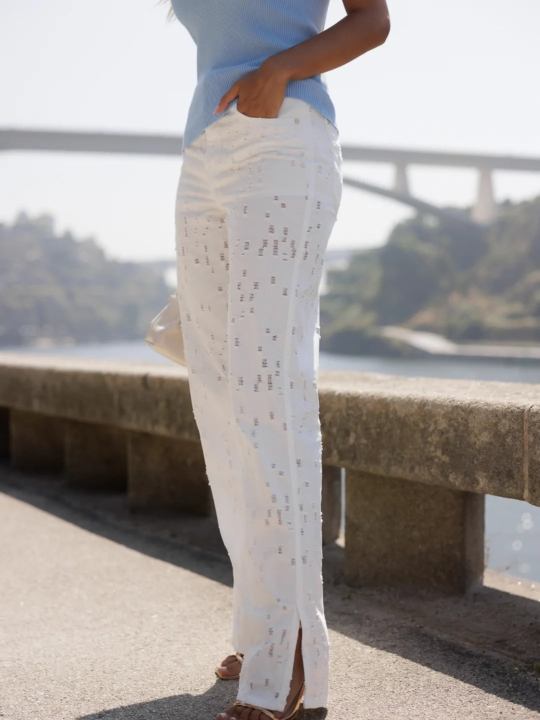 Calça de ganga efeito perfurado