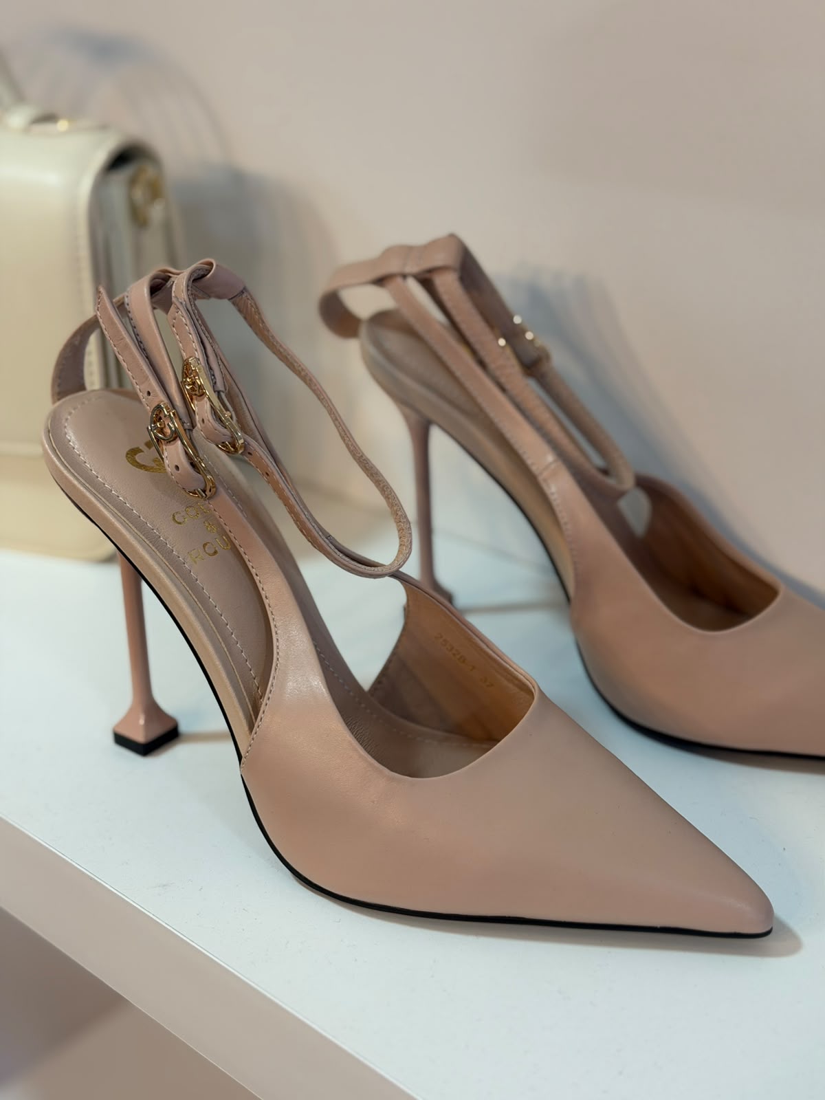 Sapato de Salto Nude com Pulseira no Tornozelo