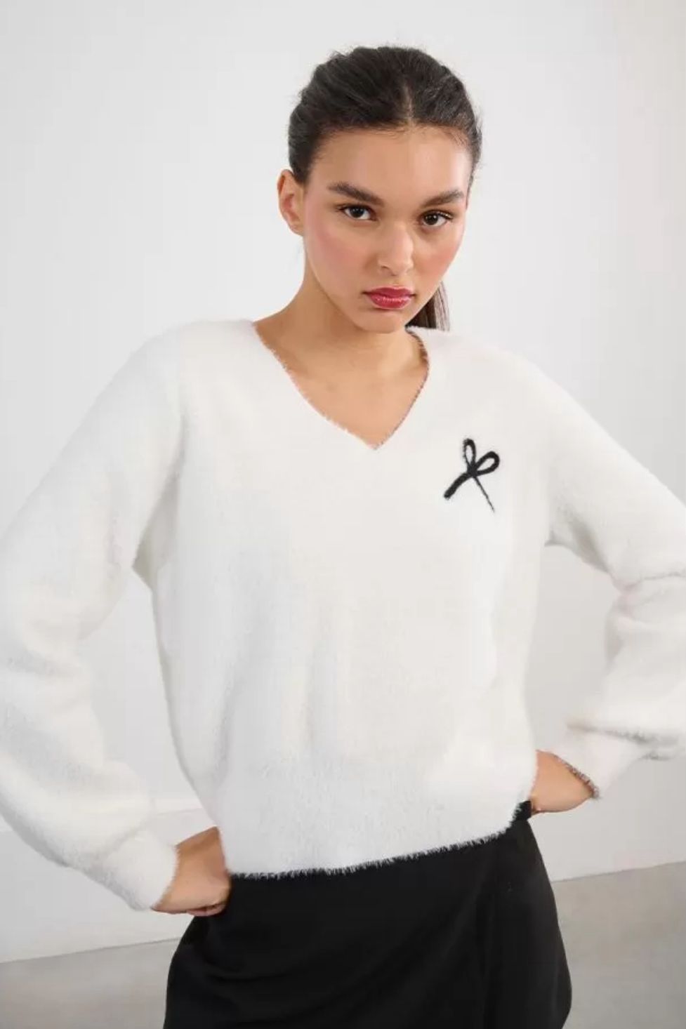 Camisola de Malha com Decote em V e Laço Bordado – Branco