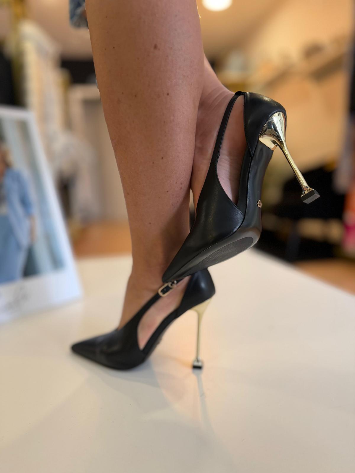Sapato Slingback Preto com Salto Escultural Dourado