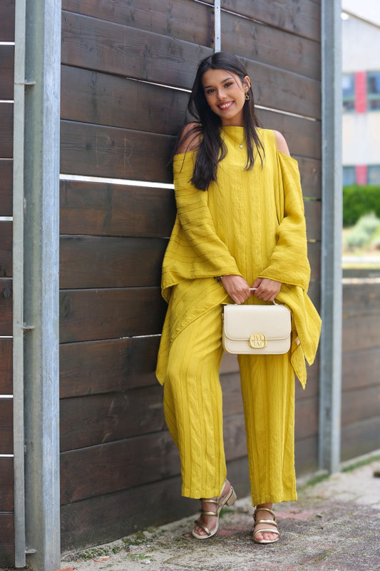 ✨ Conjunto Fluido Amarelo com Ombros Descobertos