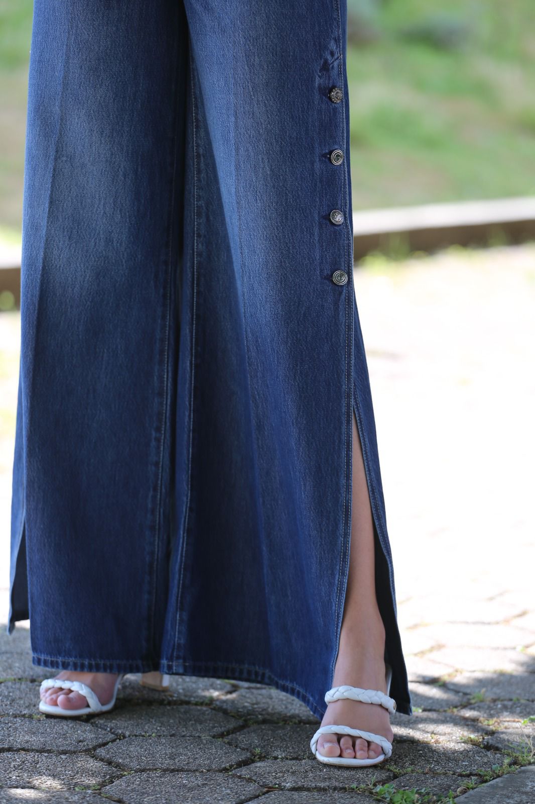 Calças jeans boca de sino com fendas