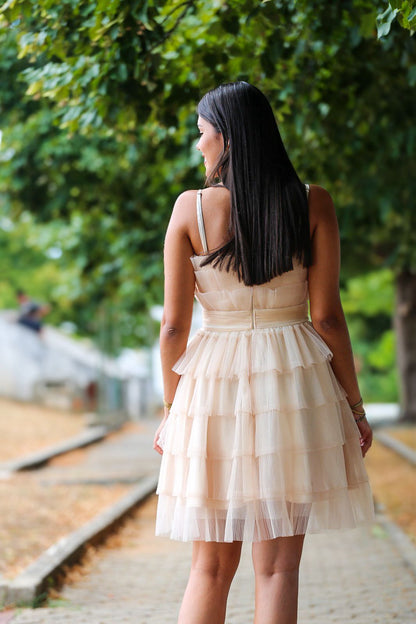 Mini vestido de corte regular confeccionado em tule