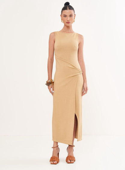 Vestido comprido bege com drapeado lateral