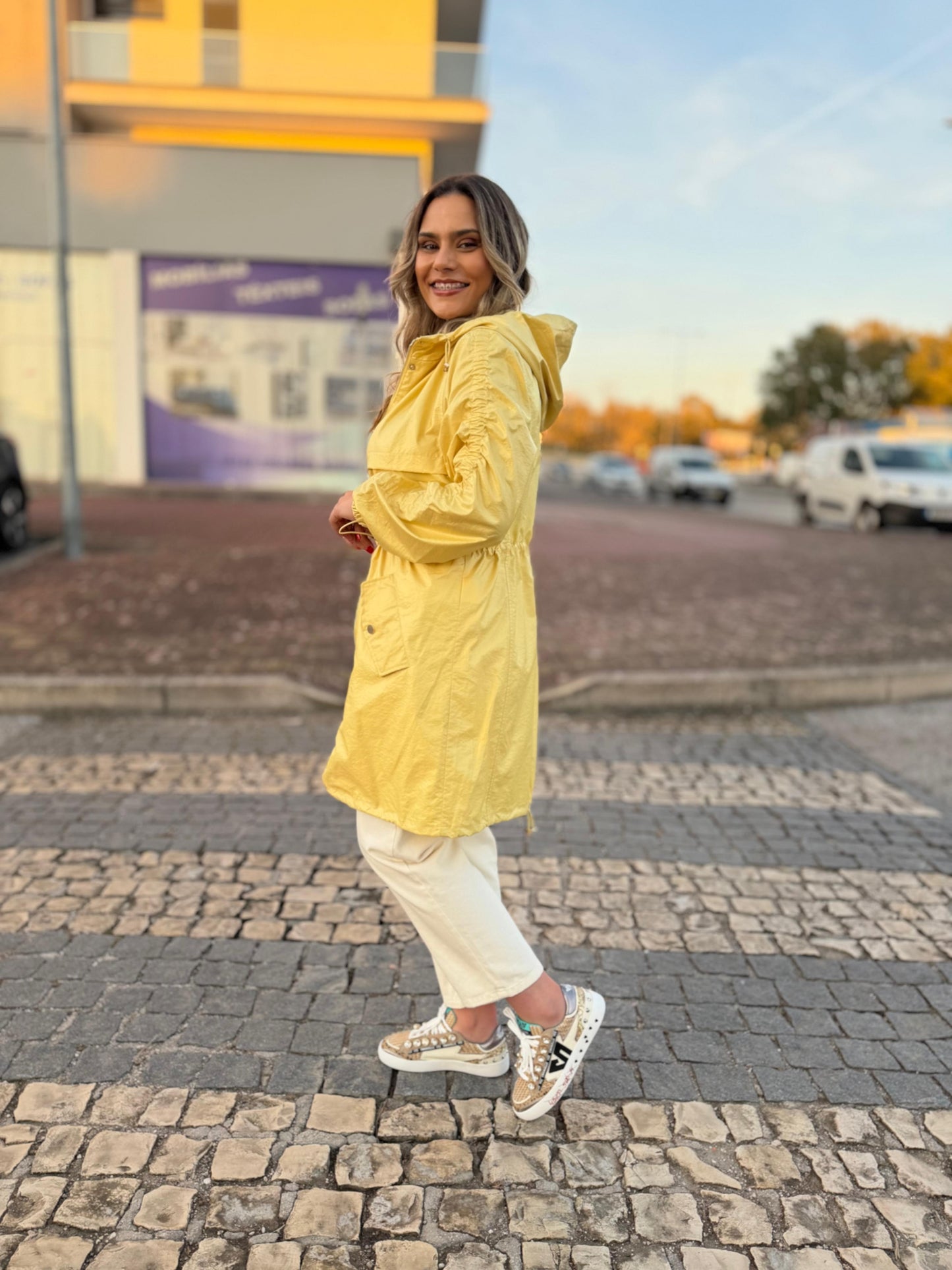 Parka Leve com Cintura Ajustável – Amarela
