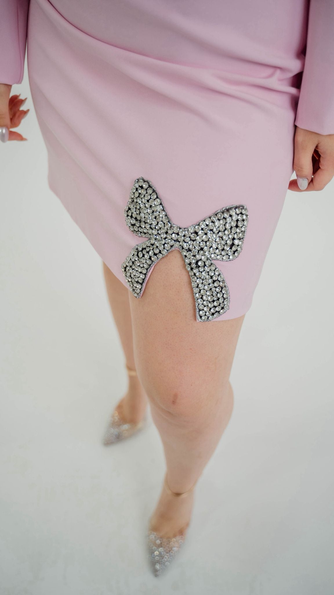 Vestido Rosa com Aplicação Laço em Pedraria