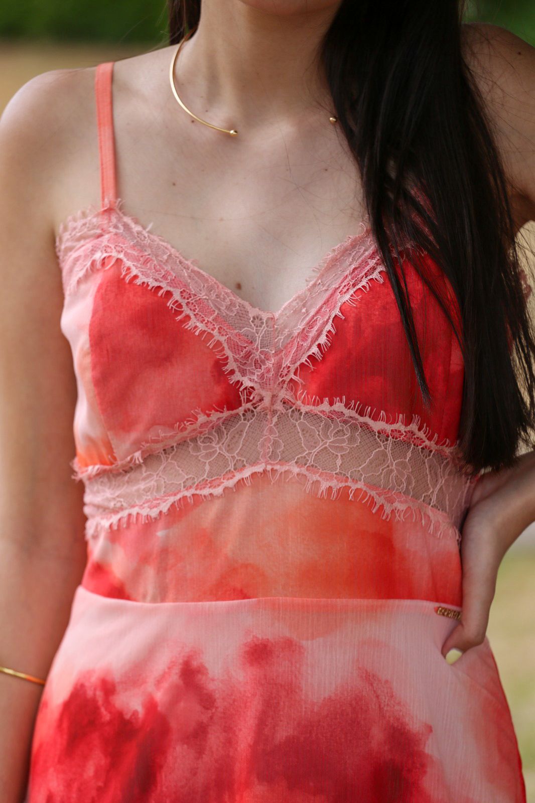 Vestido comprido tye dye com detalhes em renda