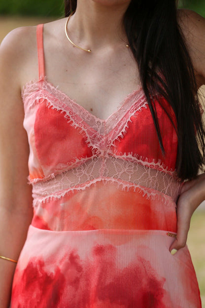 Vestido comprido tye dye com detalhes em renda