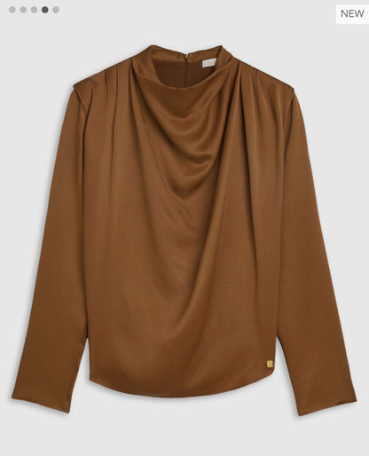 Blusa acetinada caramelo JOSH V com decote drapeado