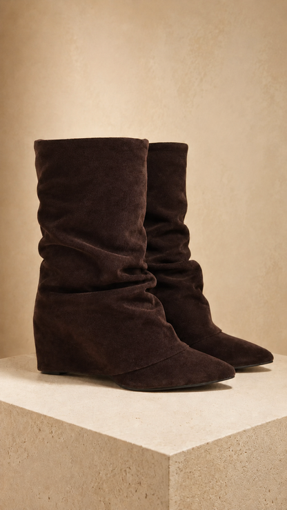 Botas em Camurça Chocolate com Salto em Cunha