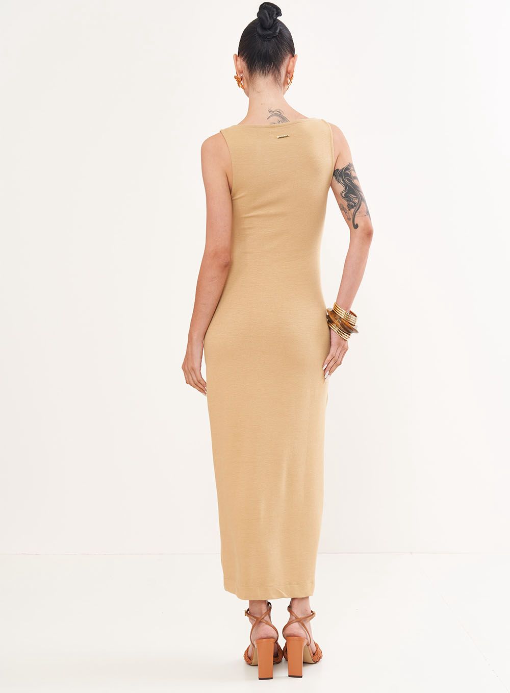 Vestido comprido bege com drapeado lateral