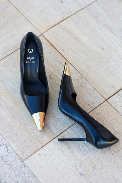 Sapatos Stiletto Gold & Rouge em Pele Preta com Biqueira Dourada