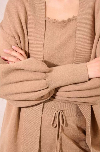Cardigan – Conforto luxuoso com brilho subtil