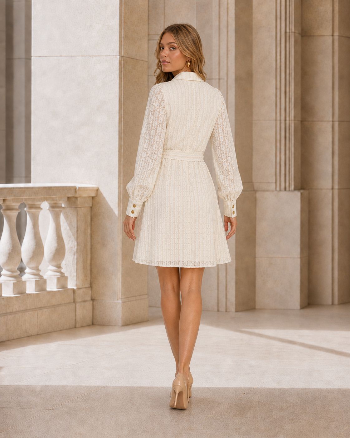 Vestido solto com mangas balão e detalhe de laço