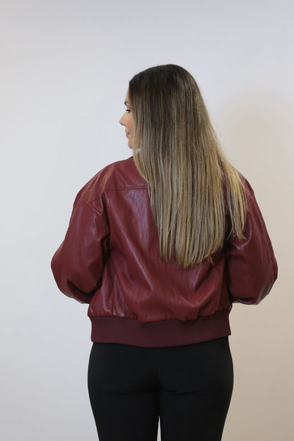 Bomber Efeito Pele Burgundy – O casaco que transforma qualquer look