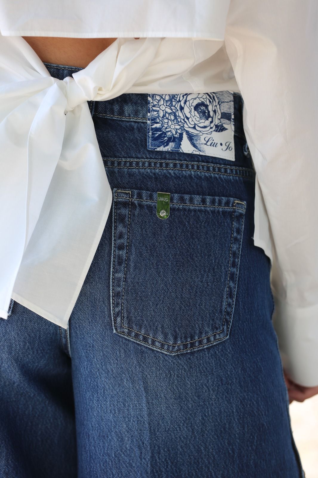 Calças jeans boca de sino com fendas