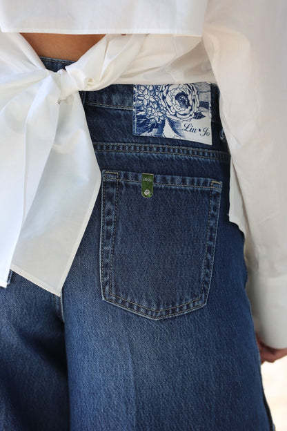 Calças jeans boca de sino com fendas