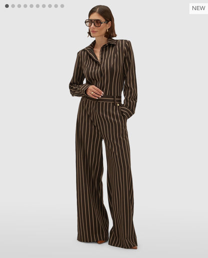 Calça castanha com riscas camel