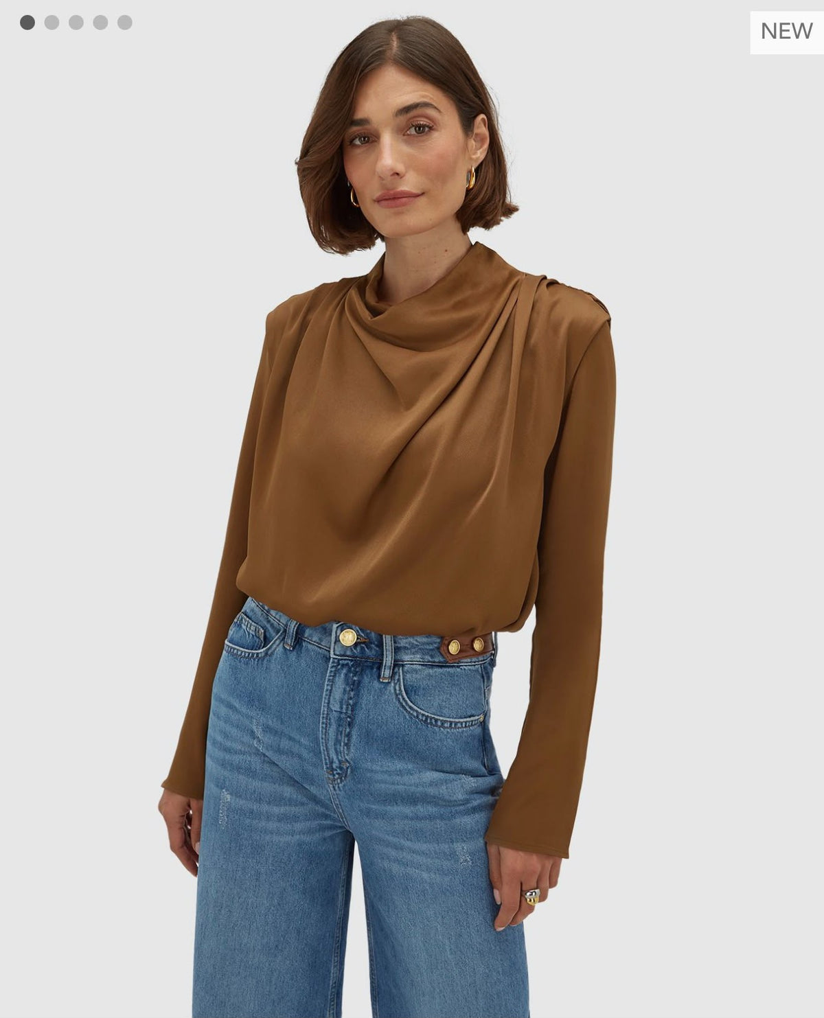 Blusa acetinada caramelo JOSH V com decote drapeado