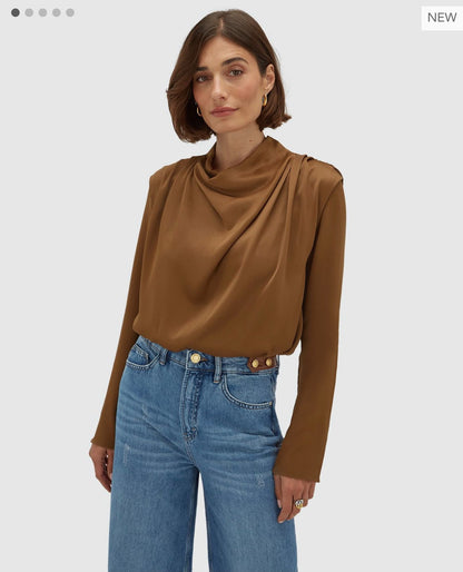 Blusa acetinada caramelo JOSH V com decote drapeado