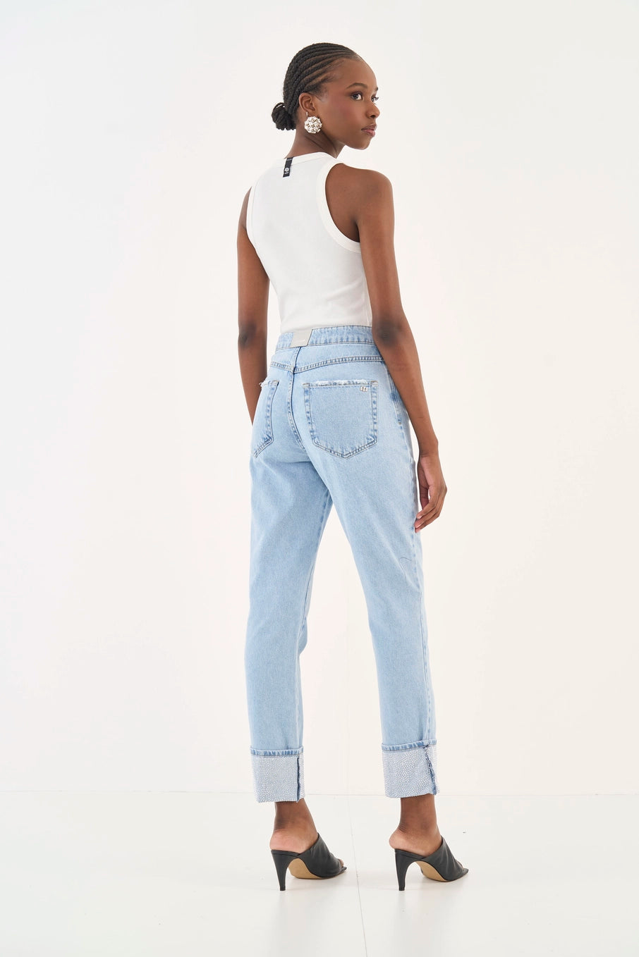 Calça Jeans Mom Barra Com Aplicação