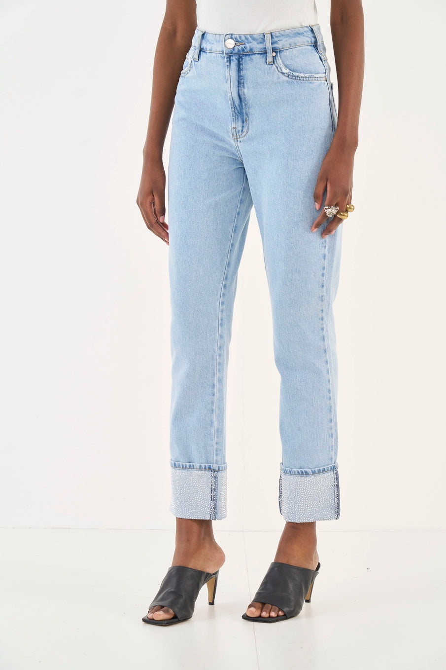 Calça Jeans Mom Barra Com Aplicação