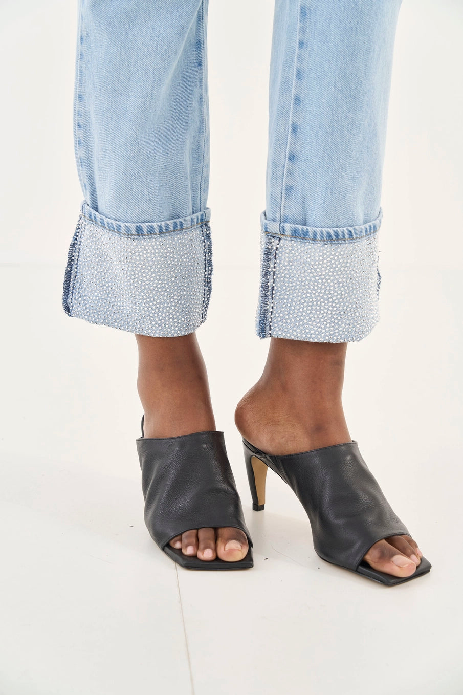 Calça Jeans Mom Barra Com Aplicação