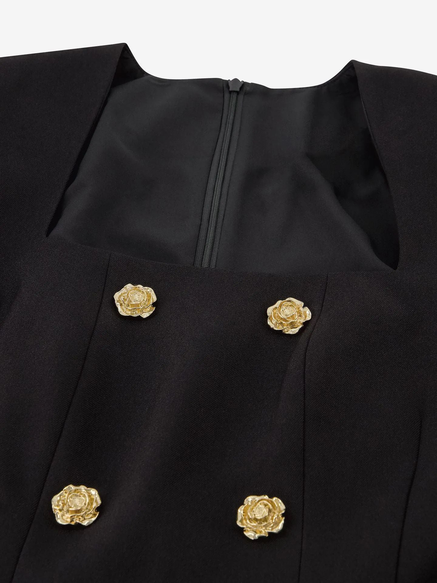 Vestido com detalhes de botões florais