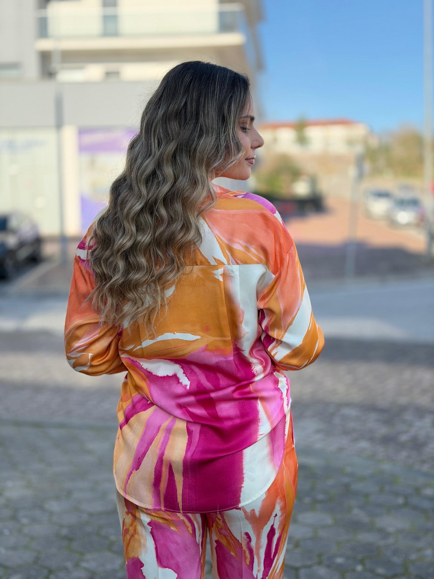 Blusa fluída estampada de ombro caído